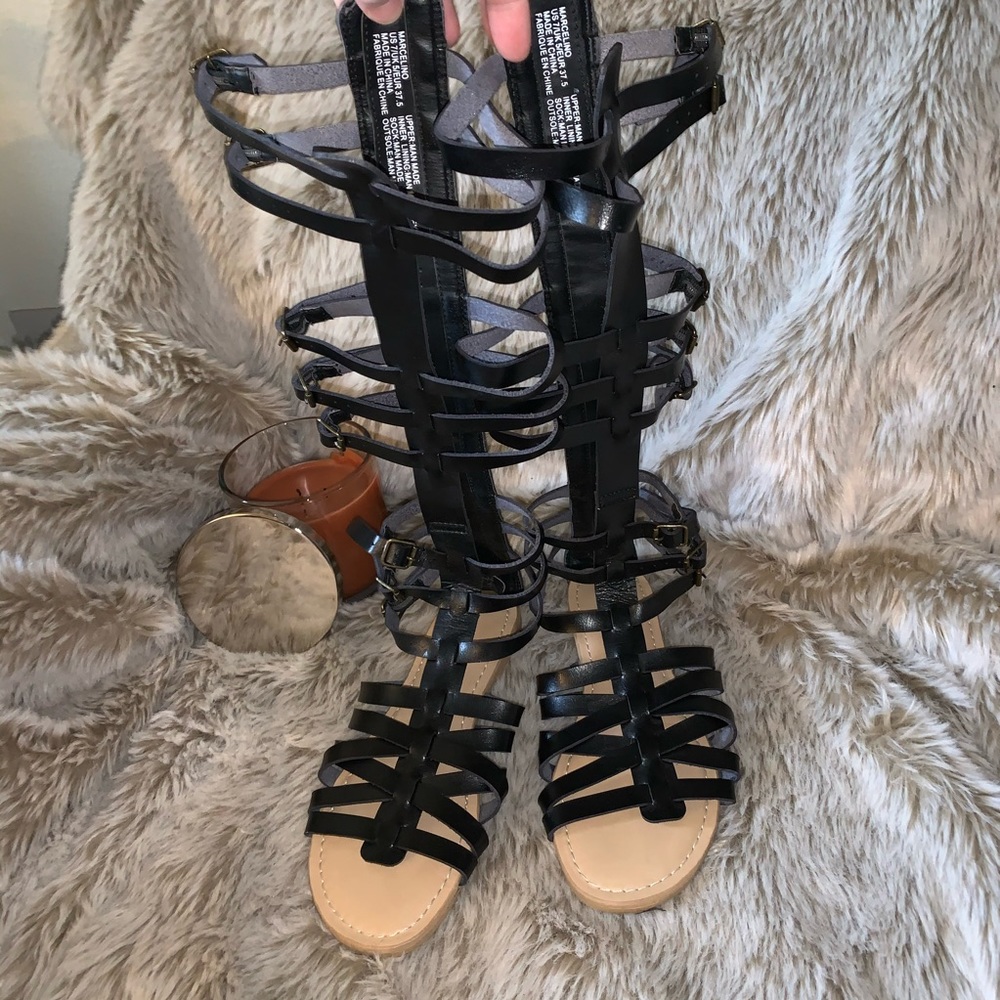 🦋Black Strappy Gladiator Sandals